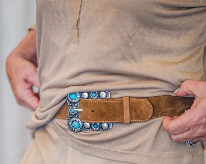 חגורת עור עם אבזם של אבני טורקיז